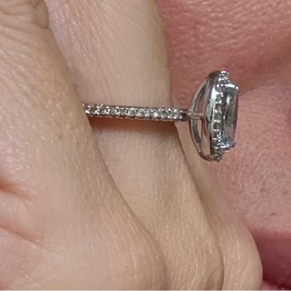 Gorgeous Oval Diamond Halo Ring with Aquamarine Gemstone. - Picture 6 of 6